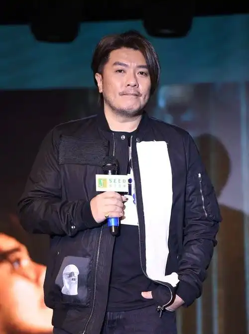 阿杜战胜恐慌症复出发新专辑,因需药物调节身材发福不少