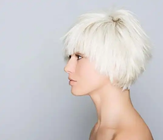 满头白发适合什么发型