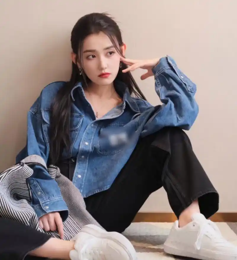 蒋依依晒营业照松弛感十足,牛仔服时尚干练,盘腿坐在地上凹造型的样子