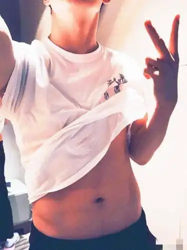 正面刚也有害羞的时候?马天宇在线发腹肌照却被群嘲,随后秒删