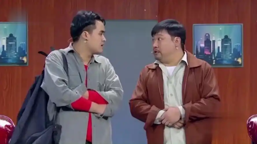 小品《人在囧车》,贾冰坐车闹出不少笑话,堪称笑点轰炸机