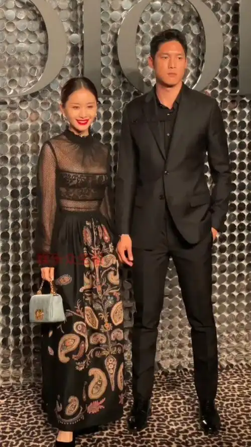 王子文吴永恩#首次公开牵手恩爱亮相-全民小视频