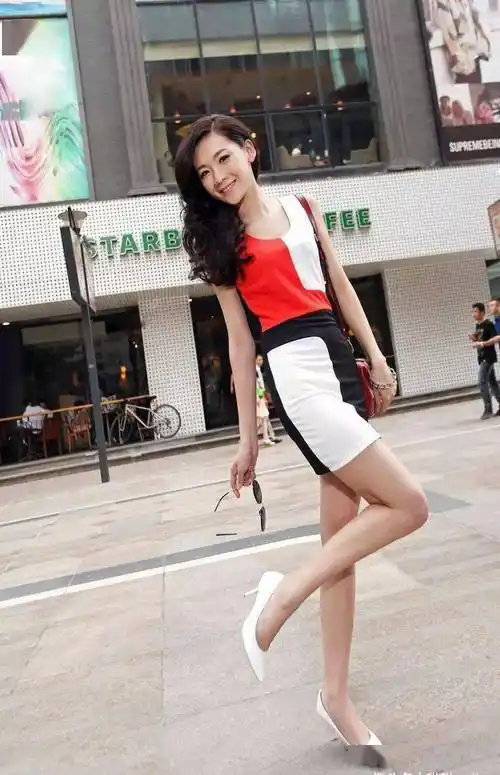 原创美女脚上一双白色尖头高跟鞋让她看上去既清新又带着时尚的气质