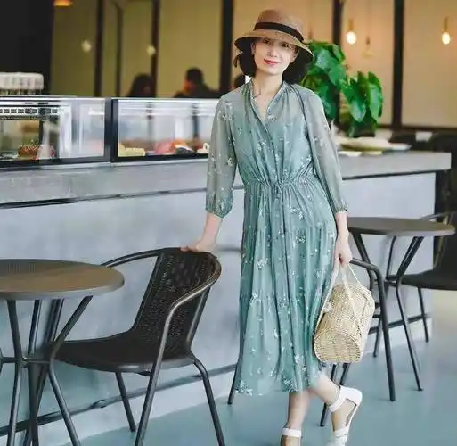 她的穿衣气质散发着时尚感,自信又优雅,让人忍不住想多看几眼.