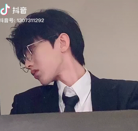 蔡徐坤更新dy视频 西装坤哥扶眼镜扯领带的动作太撩了!