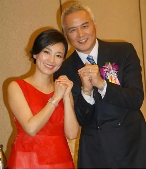 张庭婚姻亮红灯?58岁林瑞阳一头白发,牵手美女表情猥琐!