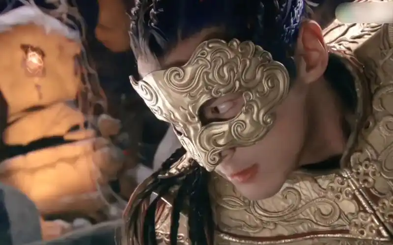 宇文拓的脏辫和黄铜色铠甲不要太好看