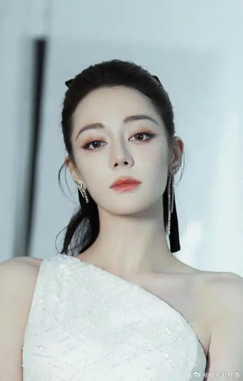 白蝴蝶##迪丽热巴白色拖尾短裙#热巴是美神降临吧白蝴蝶造型梦幻仙气