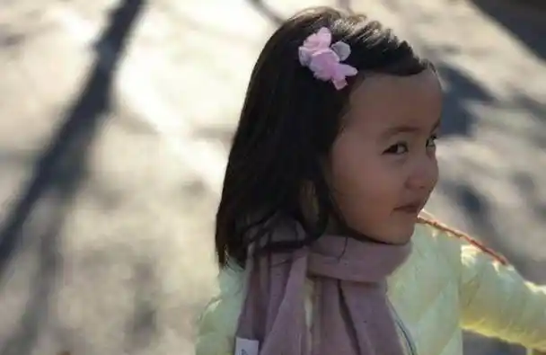 黄磊二女儿以前被批丑,现在变美古灵精怪,被甜馨一句话打败了?