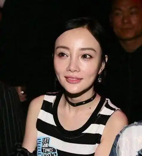 李小璐妆容清淡,顿显清纯少女感十足_双眼皮_网友_韩式