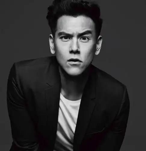 彭于晏的黑白大片曝光展现成熟男人质感