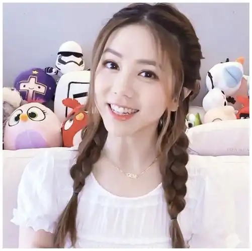 邓紫棋扎双麻花辫甜笑少女感足 身后娃娃堆抢镜