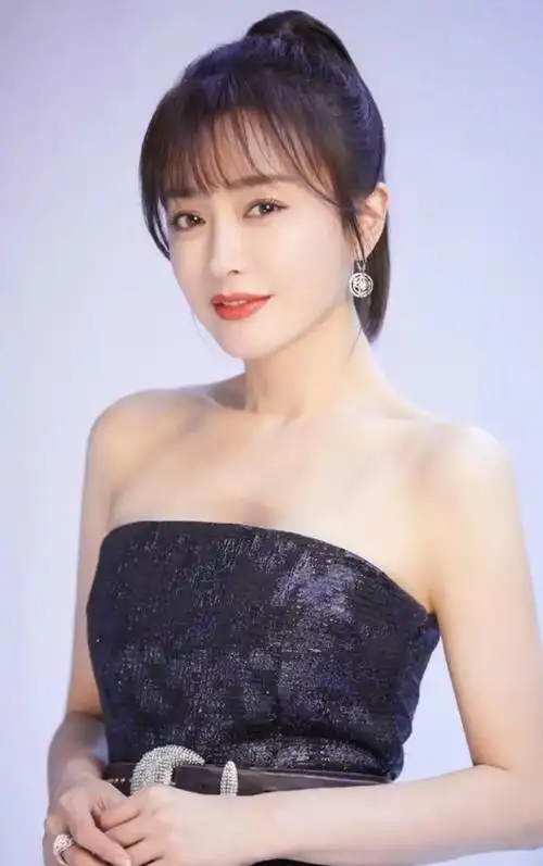 秦岚气质迷人身材饱满娇俏可人