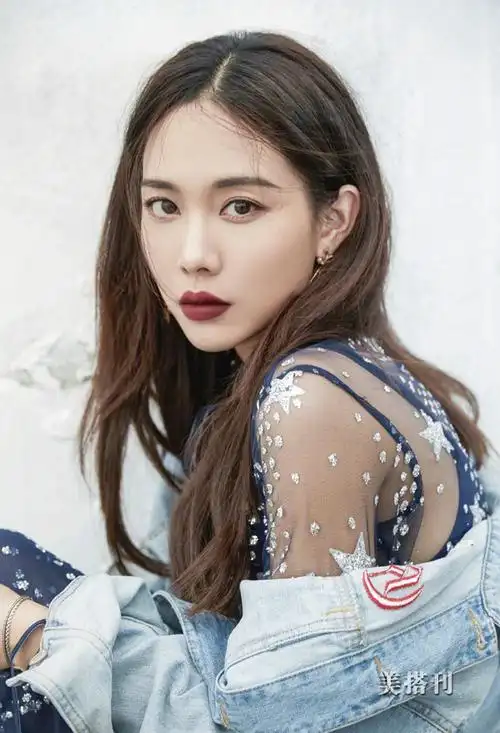 "宝藏女孩"王霏霏千鸟格鱼尾裙搭配黑色针织衫,尽显优雅气质