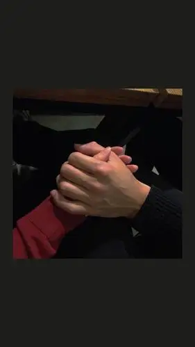 情侣牵手高清手机壁纸