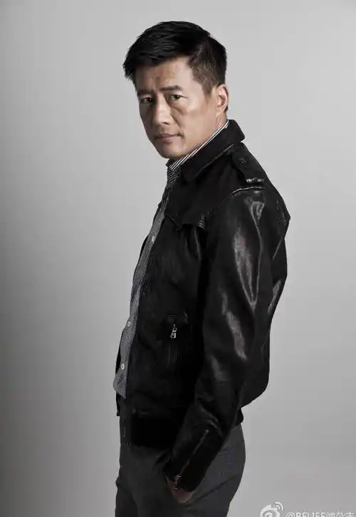 在电视剧《庆余年》中,高曙光饰演男主角范闲的父亲范建.