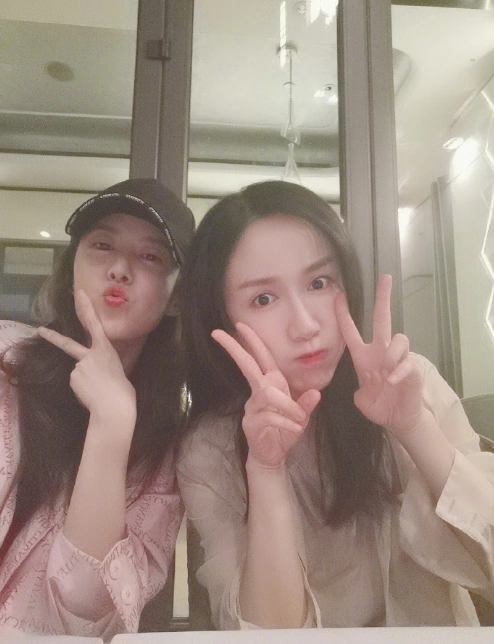 娄艺潇李金铭素颜同框,引观众回忆满满,坦言回到了《爱情公寓》