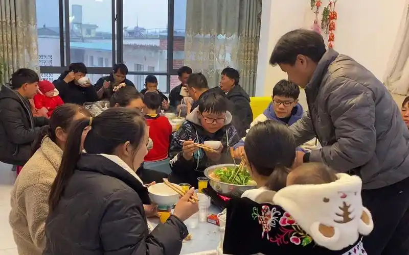 年过完了,一家20多个人在一起吃饭,这样的画面很少见