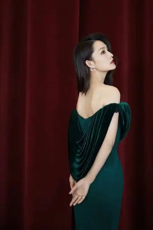 李沁穿绿色丝绒百褶鱼尾曳地晚礼服拍写真,高级奢华特显身材_时尚