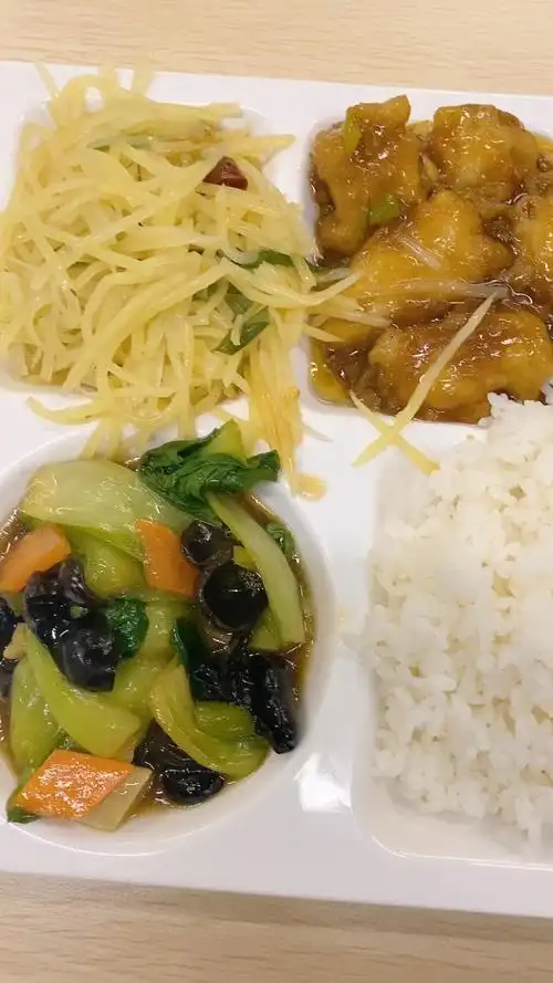 看看我们食堂的饭菜,两荤两素还可以吧99