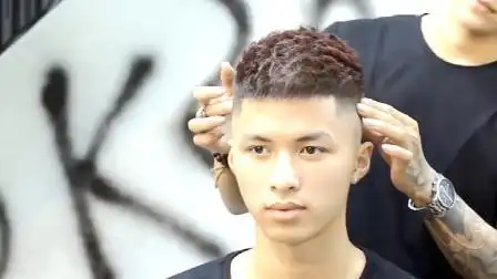 很帅气的"瓜子头"发型,绅士有型,现在的年轻人就喜欢这样剪