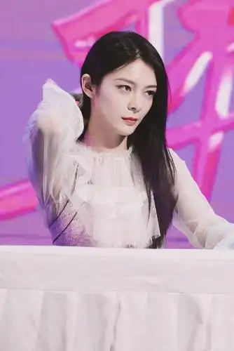 火箭少女成团一周年11人合体孟美岐吴宣仪杨超越比c位yamy吸睛