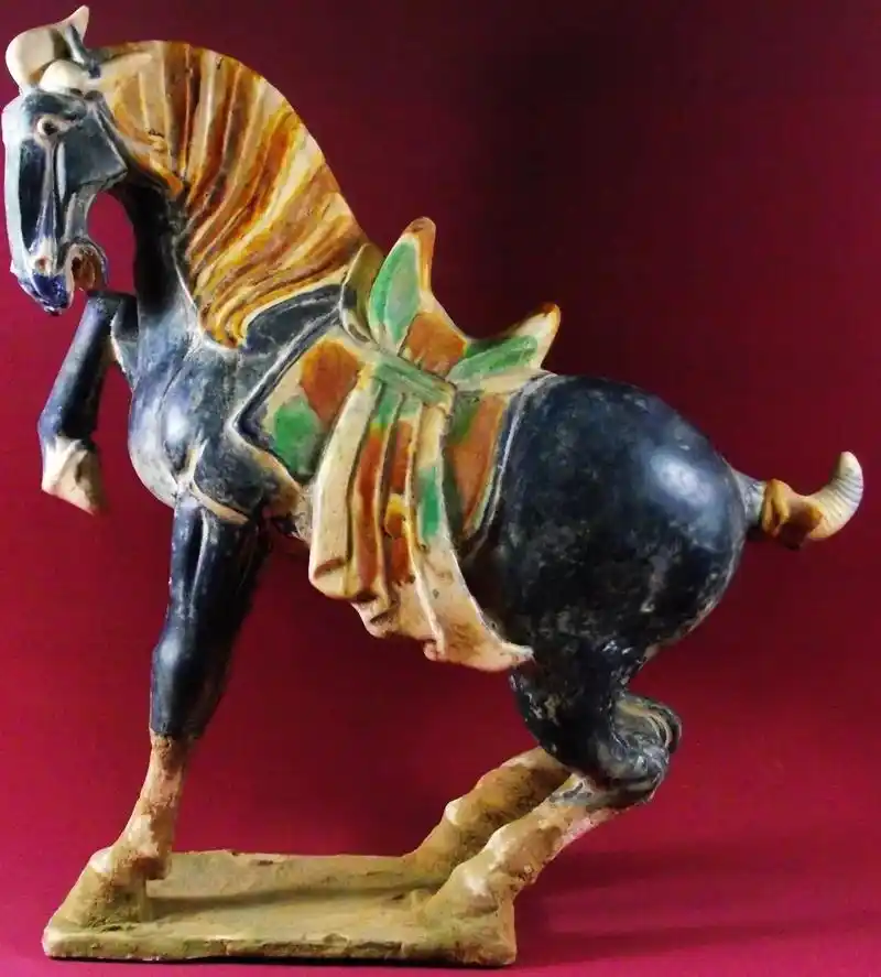 唐代蓝彩抬蹄马