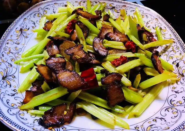 芹菜和腊肉是绝配