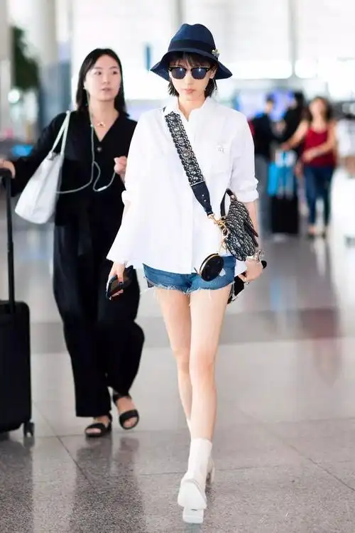 这张照片中王子文穿了一套衣服绝对是最好看的,不仅身材而且还有气场