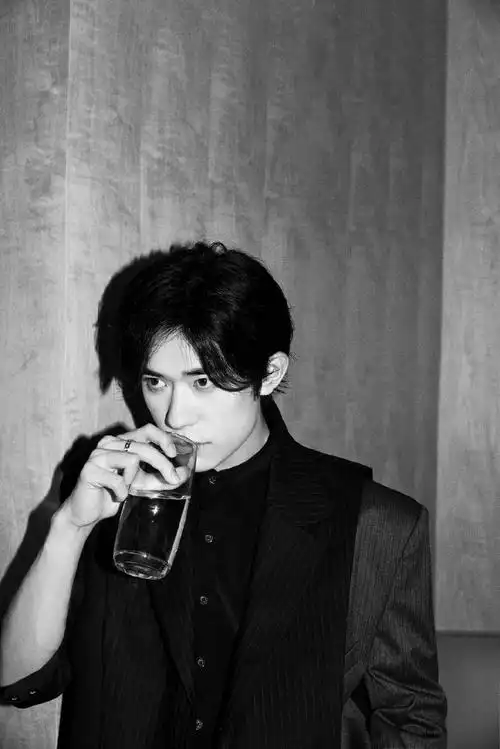 组图:易烊千玺秋意墨色西装大片 眼神坚毅尽显成熟型男魅力