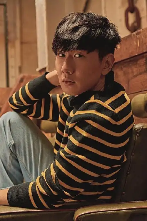 简介:林俊杰时尚杂志大片写真图片,分享一组林俊杰图片给大家,图中的