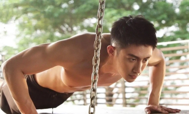 黄景瑜好腰!单手举李沁过头顶过于轻松,网友:这样的男友哪里领