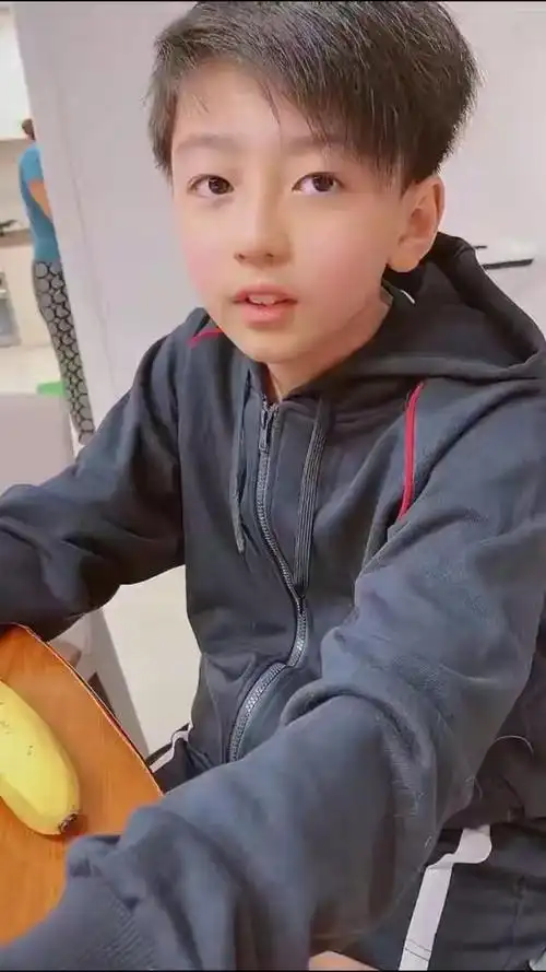 张柏芝晒二儿子视频,11岁儿子又变模样,奶萌帅气颜值不输小鲜肉