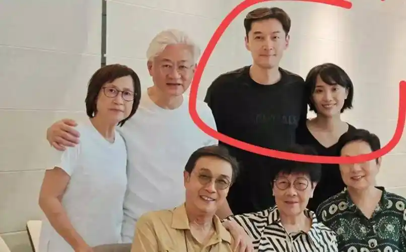 胡歌夫妇居家照曝光!小11岁老婆亲密依偎,最萌身高差引热议!