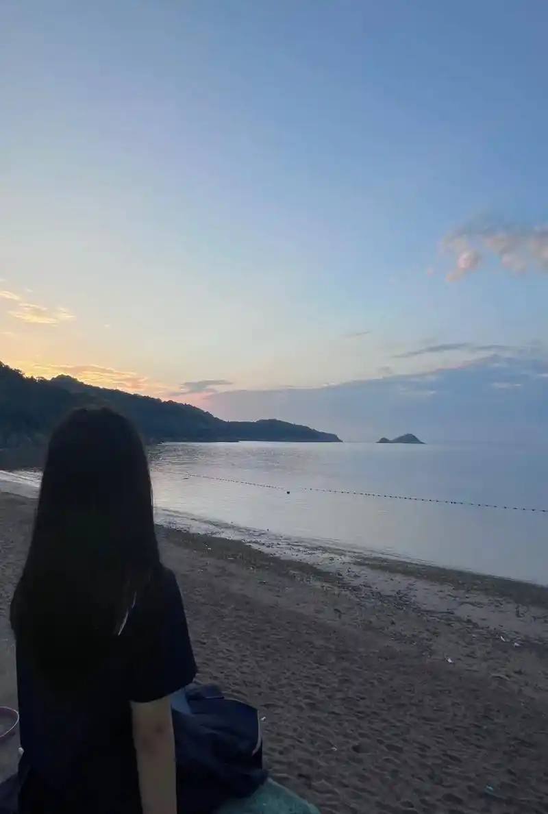 总要去看一次海吧#一起看海 #吹海风 #背影 @ryuof @05