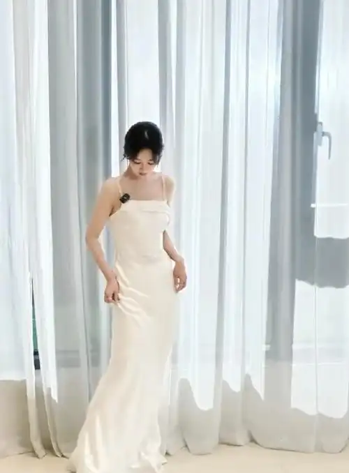 杨紫白色露背裙##徐老师镜头下的杨紫