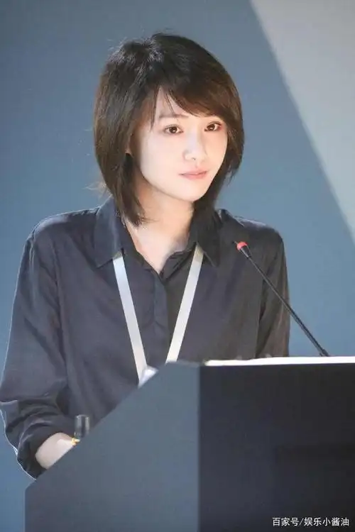 《流淌的美好时光》郑爽美照欣赏,短发素颜依旧是盛世美颜啊!