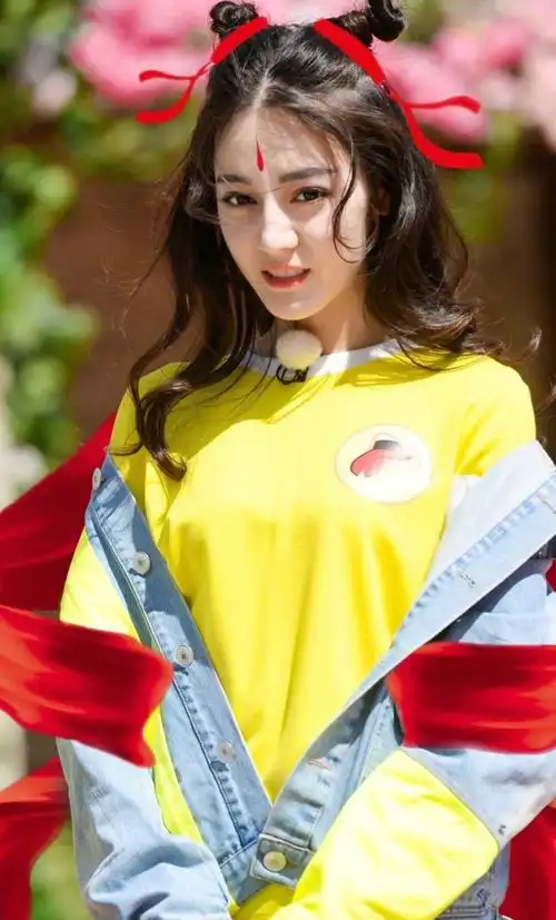 迪丽热巴的丸子头造型,可爱中带着调皮,这是暖萌红孩儿来