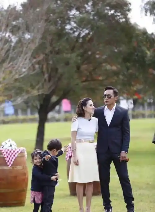 刘烨和法国老婆罕见录节目,安娜穿搭简约却很高级,衬得他很朴素_黑色