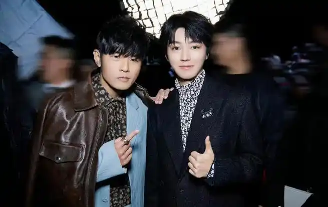 年年追星成功,羡慕我已经说累了@tfboys-王俊凯#王俊凯发和周杰伦合照