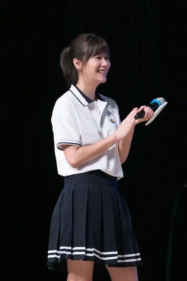 44岁徐静蕾穿校服回母校宣传新作,网友:你怎么还停留在18岁?
