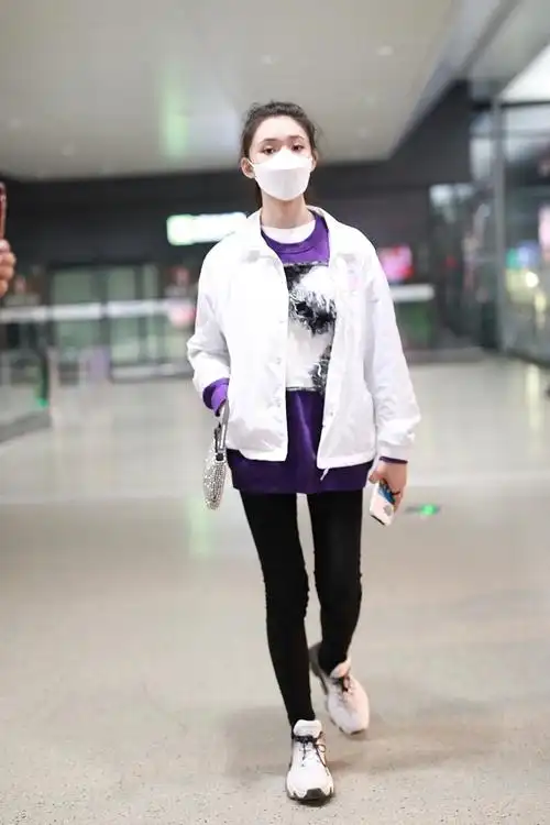 林允穿紫色t恤现身机场 蹲地系鞋带十分接地气
