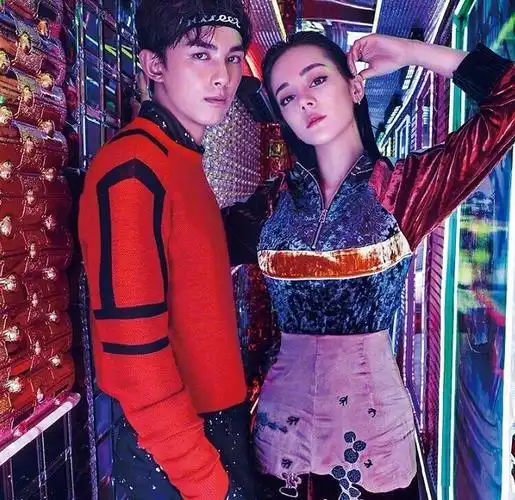 迪丽热巴与吴磊的杂志封面,甜酷的互动,没见过这么养眼的组合