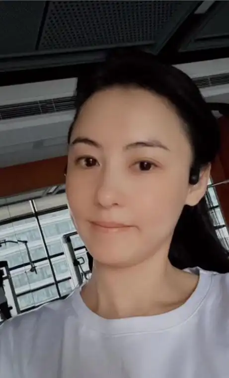 42岁张柏芝晒健身视频,素颜出镜嘟嘴卖萌,心情貌似很好|素颜照|刘海