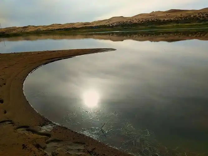 腾格里沙漠月亮湖