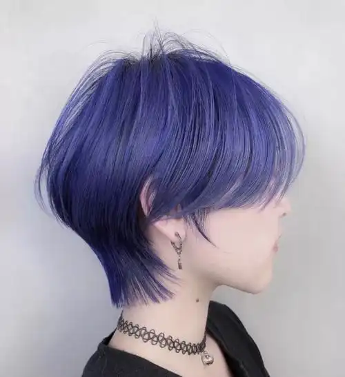 短发要好看,离不开时尚的发色,蓝紫色的染发适合皮肤比较白的女生