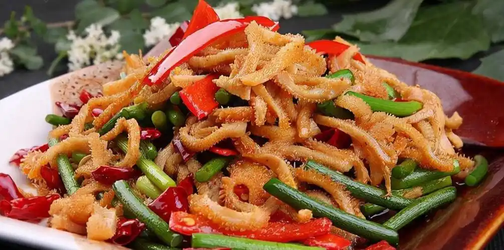 【蒜苔炒羊肚】食材 : 生羊肚,蒜苔,胡萝卜,辣椒,葱,姜调料 : 生抽