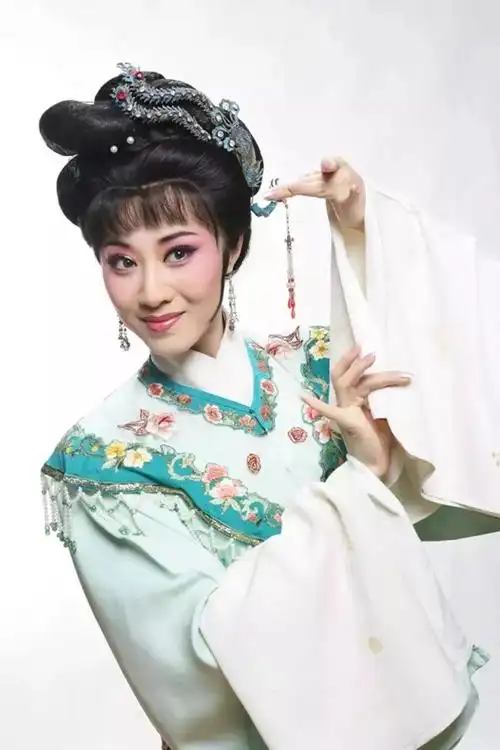 盛舒扬 饰祝英台曾荣获首届"越女争锋"越剧青年演员电视挑战赛银奖,"