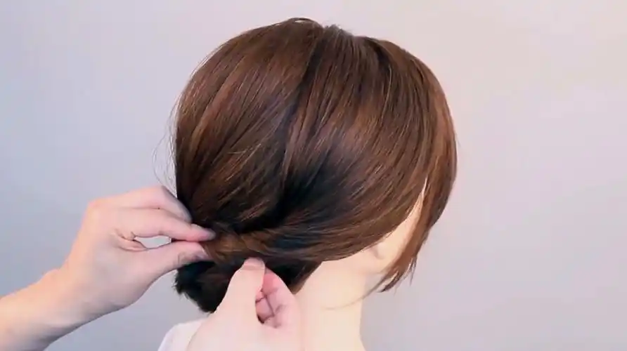 50岁当了婆婆的女人,把头发这样扎起来,整个人更年轻更有气质