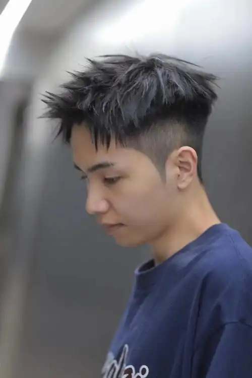 为"前刺短发",其特点是将两侧头发推出渐变层次感,并修刻出鬓角的弧度